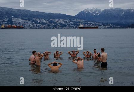 Vancouver, Canada.1st janvier 2022.Les gens prennent un plongeon dans l'eau pour célébrer le nouvel an à Jericho Beach, à Vancouver, en Colombie-Britannique, au Canada, le 1 janvier 2022.Credit: Liang Sen/Xinhua/Alay Live News Banque D'Images