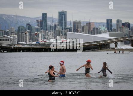 Vancouver, Canada.1st janvier 2022.Les gens prennent un plongeon dans l'eau pour célébrer le nouvel an à Jericho Beach, à Vancouver, en Colombie-Britannique, au Canada, le 1 janvier 2022.Credit: Liang Sen/Xinhua/Alay Live News Banque D'Images