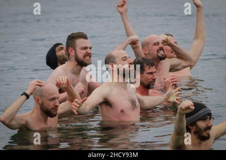 Vancouver, Canada.1st janvier 2022.Les gens prennent un plongeon dans l'eau pour célébrer le nouvel an à Jericho Beach, à Vancouver, en Colombie-Britannique, au Canada, le 1 janvier 2022.Credit: Liang Sen/Xinhua/Alay Live News Banque D'Images