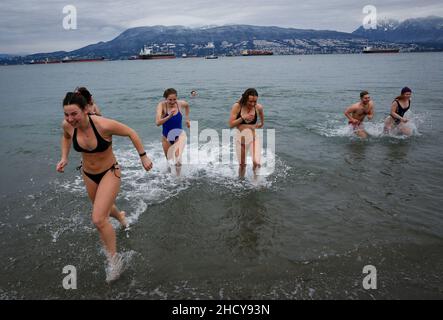 Vancouver, Canada.1st janvier 2022.Les gens prennent un plongeon dans l'eau pour célébrer le nouvel an à Jericho Beach, à Vancouver, en Colombie-Britannique, au Canada, le 1 janvier 2022.Credit: Liang Sen/Xinhua/Alay Live News Banque D'Images