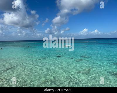 Les gens nagent et font de la plongée avec masque et tuba dans l'eau bleue parfaite au Mexique.Touristes appréciant la belle mer de carribean à Cozumel. Banque D'Images