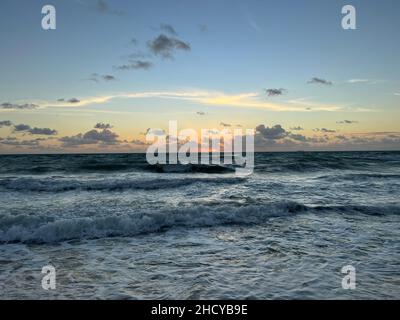 Lever de soleil sur la mer et la plage avec un paysage magnifique à Riviera Maya, au Mexique.Soleil au-dessus de l'eau en début de matinée sur la mer des Caraïbes avec gent Banque D'Images