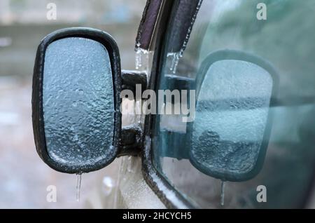 Gel de glace sur le rétroviseur pendant le givrage atmosphérique.Mauvais temps de conduite. Banque D'Images