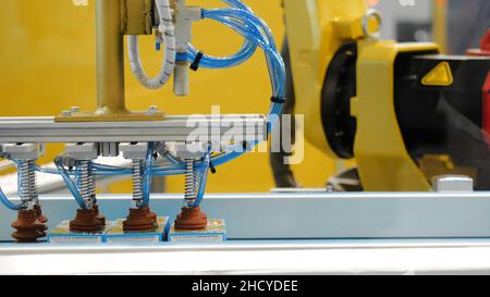 Ekaterinbourg, Russie - juillet 2019 : convoyeur de production et d'embouteillage de jus dans des emballages en carton.Médias.Processus de tri Banque D'Images