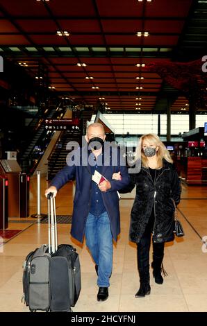 Bonnie Tyler mit Ehemann Robert Sullivan BEI der Abreise am Flughafen Berlin Brandenburg „Willy Brandt“.Berlin, 01.01.2022 Banque D'Images