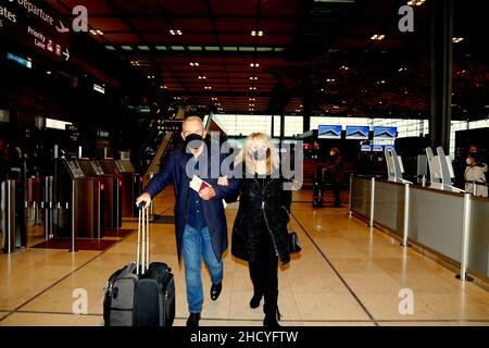 Bonnie Tyler mit Ehemann Robert Sullivan BEI der Abreise am Flughafen Berlin Brandenburg „Willy Brandt“.Berlin, 01.01.2022 Banque D'Images