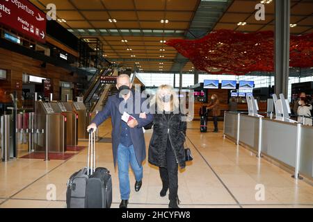 Bonnie Tyler mit Ehemann Robert Sullivan BEI der Abreise am Flughafen Berlin Brandenburg „Willy Brandt“.Berlin, 01.01.2022 Banque D'Images