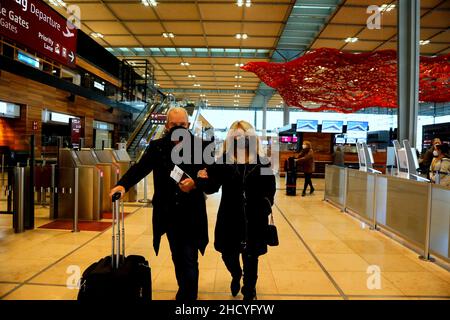 Bonnie Tyler mit Ehemann Robert Sullivan BEI der Abreise am Flughafen Berlin Brandenburg „Willy Brandt“.Berlin, 01.01.2022 Banque D'Images