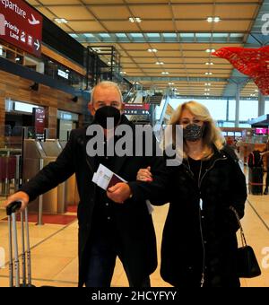 Bonnie Tyler mit Ehemann Robert Sullivan BEI der Abreise am Flughafen Berlin Brandenburg „Willy Brandt“.Berlin, 01.01.2022 Banque D'Images