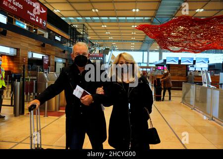 Bonnie Tyler mit Ehemann Robert Sullivan BEI der Abreise am Flughafen Berlin Brandenburg „Willy Brandt“.Berlin, 01.01.2022 Banque D'Images