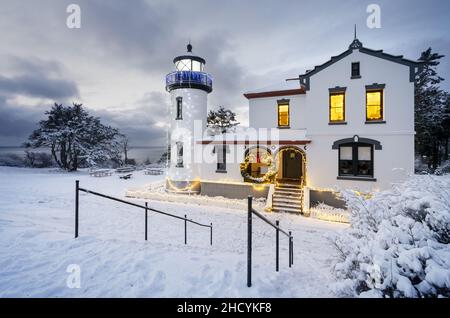 Phare Admiralty Head dans la neige décorée pour Noël, parc national de fort Casey, île de Whidbey, Island County, Washington, États-Unis Banque D'Images