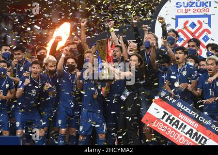 Singapour.1st janvier 2022.Team Thailand fête lors de la cérémonie de remise des prix après avoir remporté le match final de la coupe Suzuki 2020 de la Fédération de football de l'ANASE (AFF) avec l'Indonésie à Singapour le 1 janvier 2022.Crédit: Puis Chih Wey/Xinhua/Alay Live News Banque D'Images