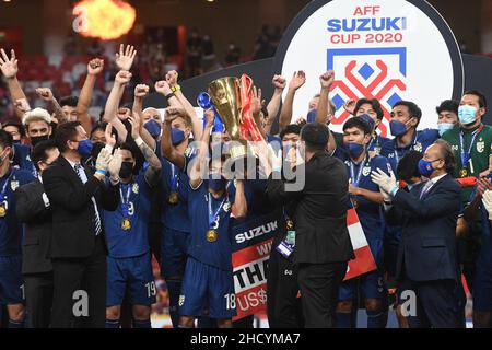 Singapour.1st janvier 2022.Team Thailand fête lors de la cérémonie de remise des prix après avoir remporté le match final de la coupe Suzuki 2020 de la Fédération de football de l'ANASE (AFF) avec l'Indonésie à Singapour le 1 janvier 2022.Crédit: Puis Chih Wey/Xinhua/Alay Live News Banque D'Images