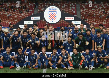 Singapour.1st janvier 2022.Team Thailand fête lors de la cérémonie de remise des prix après avoir remporté le match final de la coupe Suzuki 2020 de la Fédération de football de l'ANASE (AFF) avec l'Indonésie à Singapour le 1 janvier 2022.Crédit: Puis Chih Wey/Xinhua/Alay Live News Banque D'Images