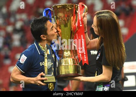 Singapour.1st janvier 2022.Chanathip Songkrasin (L) de Thaïlande et le chef d'équipe Nualphan Lamsam tiennent le trophée lors de la cérémonie de remise après que la Thaïlande a remporté le match final de la deuxième partie de la coupe Suzuki 2020 de la Fédération de football de l'ANASE (AFF) avec l'Indonésie à Singapour le 1 janvier 2022.Crédit: Puis Chih Wey/Xinhua/Alay Live News Banque D'Images