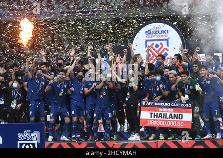 Singapour.1st janvier 2022.Team Thailand fête lors de la cérémonie de remise des prix après avoir remporté le match final de la coupe Suzuki 2020 de la Fédération de football de l'ANASE (AFF) avec l'Indonésie à Singapour le 1 janvier 2022.Crédit: Puis Chih Wey/Xinhua/Alay Live News Banque D'Images