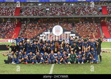 Singapour.1st janvier 2022.Team Thailand fête lors de la cérémonie de remise des prix après avoir remporté le match final de la coupe Suzuki 2020 de la Fédération de football de l'ANASE (AFF) avec l'Indonésie à Singapour le 1 janvier 2022.Crédit: Puis Chih Wey/Xinhua/Alay Live News Banque D'Images