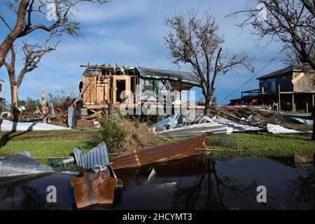 Le rétablissement se poursuit dans le sud-est de la Louisiane après l'ouragan Ida pendant des kilomètres, les maisons ont été déchiquetées par les vents de l'ouragan Ida et l'eau a englgé dans les eaux pluviales et les eaux de crue.(É.-U.Photo du corps des ingénieurs de l'armée par Brigida I. Sanchez) Banque D'Images