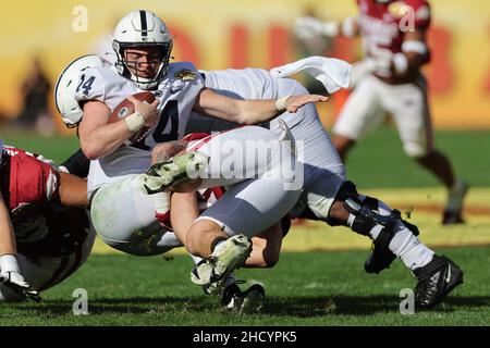 1 janvier 2022 : le quarter back des Nittany Lions DE l'État de Pennsylvanie SEAN CLIFFORD (14) est abordé lors du Outback Bowl au stade Raymond James de Tampa, en Floride, le 1 janvier 2022.(Image de crédit : © Cory Knowlton/ZUMA Press Wire) Banque D'Images