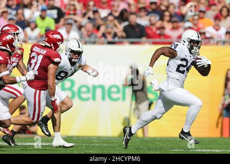 1 janvier 2022 : les Nittany Lions de l'État de Pennsylvanie qui reviennent sur KEYVONE LEE (24) jouent le ballon pendant l'Outback Bowl au stade Raymond James de Tampa, en Floride, le 1 janvier 2022.(Image de crédit : © Cory Knowlton/ZUMA Press Wire) Banque D'Images