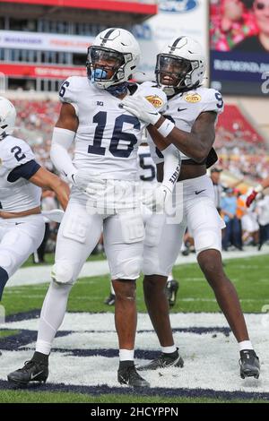 1 janvier 2022 : la sécurité des Nittany Lions de Penn State Ji'AYIR BROWN (16) célèbre une interception avec le cornerback DES Nittany Lions de Penn State JOEY PORTER JR.(9) lors de l'Outback Bowl au stade Raymond James à Tampa, en Floride, le 1 janvier 2022.(Image de crédit : © Cory Knowlton/ZUMA Press Wire) Banque D'Images