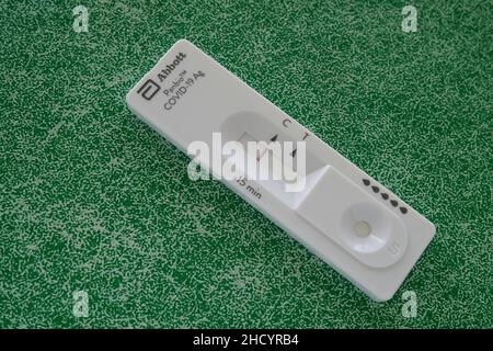 L'auto-test d'antigène RAPID Covid19 d'Abbott Panbio, communément appelé tests DE RAT, montrant un résultat négatif à Covid19 Banque D'Images