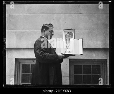 Rév. N. de.Carlo, pasteur de l'église Sainte-Rosaire, Washington, avec un calice d'argent présenté par le roi Victor Emmanuel d'Italie.Le don est d'un pied de haut avec des reliefs des apôtres coupés sur le Banque D'Images