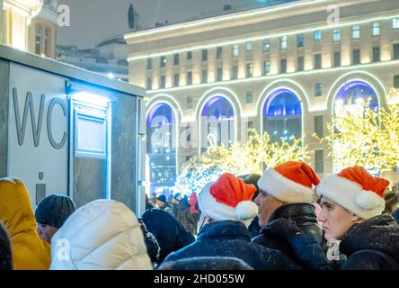 Jeunes les jeunes de moroz ont mis le chapeau de père-givre dans la ligne de WC une nuit du nouvel an sur Staraya Sq, dans le centre de Moscou, en Russie Banque D'Images