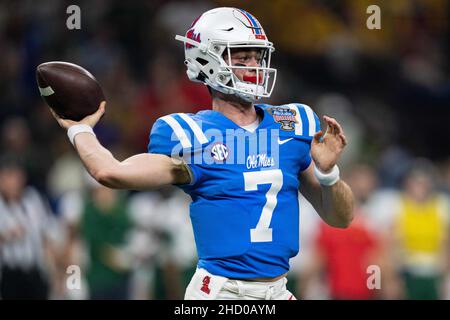 Le quarterback des rebelles OLE Miss Luke Altmyer (7) jette le ballon lors du match du NCAA College Sugar Bowl entre les Baylor Bears et les rebelles Ole Miss le samedi 1 janvier 2022 au Caesars Superdome de la Nouvelle-Orléans, Louisiane.Jacob Kupferman/CSM Banque D'Images