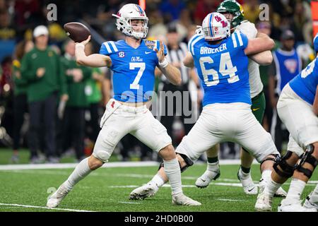 Le quarterback des rebelles OLE Miss Luke Altmyer (7) jette le ballon lors du match du NCAA College Sugar Bowl entre les Baylor Bears et les rebelles Ole Miss le samedi 1 janvier 2022 au Caesars Superdome de la Nouvelle-Orléans, Louisiane.Jacob Kupferman/CSM Banque D'Images