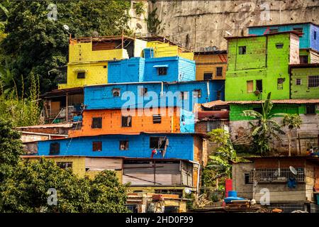 Bâtiments résidentiels colorés à Caracas Venezuela capitale sur la colline Banque D'Images