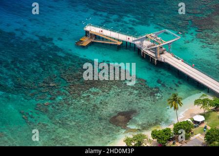 La jetée, le récif de corail et l'infrastructure de Flying Fish Cove sur l'île Christmas. Banque D'Images