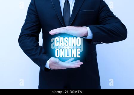 Écriture affichage de texte Casino Online.Mot pour jeu de poker d'ordinateur Gamble Royal Bet Lotto enjeux élevés présentant de nouveaux plans et des idées de démonstration Banque D'Images