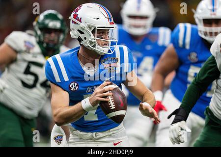 Le quarterback des rebelles OLE Miss Luke Altmyer (7) se brouille avec le ballon lors du match du NCAA College Sugar Bowl entre les Baylor Bears et les rebelles Ole Miss le samedi 1 janvier 2022 au Caesars Superdome de la Nouvelle-Orléans, Louisiane.Jacob Kupferman/CSM Banque D'Images