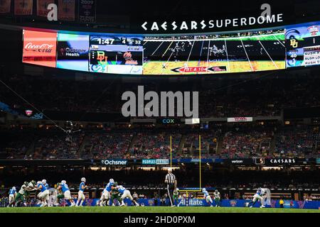 Le quarterback des rebelles OLE Miss Luke Altmyer (7) revient à passer lors du match du NCAA College Sugar Bowl entre les Baylor Bears et les rebelles Ole Miss le samedi 1 janvier 2022 au Caesars Superdome de la Nouvelle-Orléans, en Louisiane.Jacob Kupferman/CSM Banque D'Images