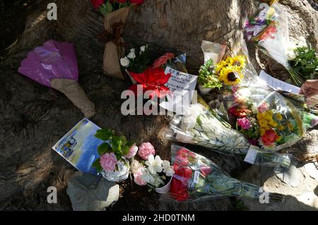 Los Angeles, Californie, États-Unis 1st janvier 2022 des fleurs et des notes sont laissées en mémoire pour l'actrice Betty White à sa maison, montrée ici après son départ le 31 décembre 2021 à Los Angeles, Californie, États-Unis.Photo de Barry King/Alay Live News Banque D'Images