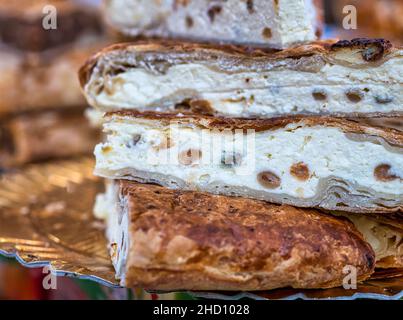 Recette traditionnelle de tarte au fromage doux roumain avec fromage cottage et raisins secs.Festival Streetfood. Banque D'Images