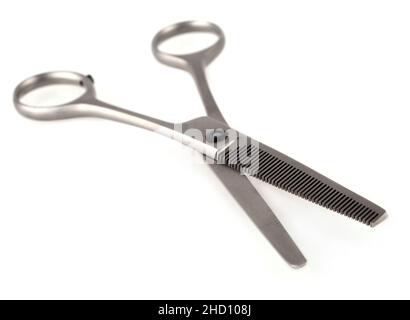 Ciseaux de coupe de cheveux métalliques professionnels isolés sur fond blanc.Mise au point sélective Banque D'Images