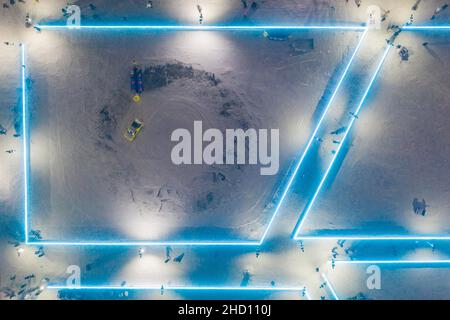 Harbin.1st janvier 2022.La photo aérienne prise le 1 janvier 2022 montre des gens qui s'amusent sur la rivière gelée de Songhua dans un parc à thème de glace-neige après une chute de neige à Harbin, dans la province de Heilongjiang, au nord-est de la Chine.Credit: XIE Jianfei/Xinhua/Alay Live News Banque D'Images