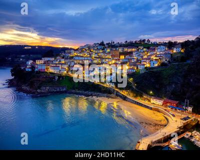 Vue sur Latres, l'un des plus beaux villages de la côte cantabrique des Asturies, en Espagne. Banque D'Images