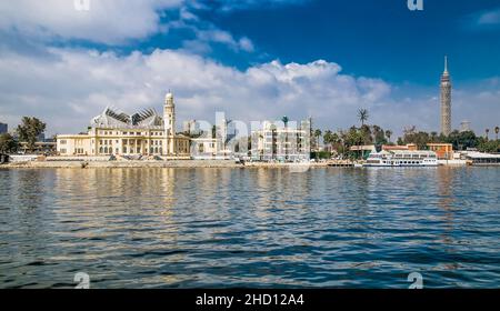 Louxor, Égypte - 28 janvier 2020 : bâtiments résidentiels sur le Nil avec des voiliers à Louxor, Égypte Banque D'Images