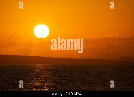 Soleil levant au-dessus des nuages en été, Auckland. Banque D'Images