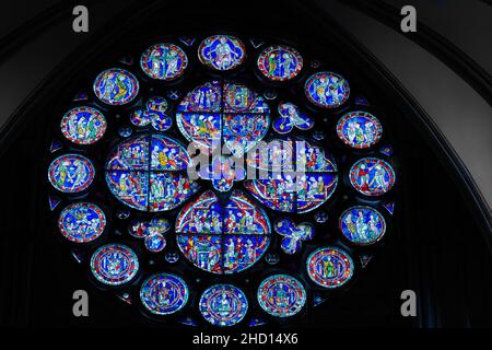 Le 13th siècle AD Dean's Eye vitrail fenêtre circulaire (représentant le dernier jugement) dans le transept nord de la cathédrale à Lincoln, Angleterre Banque D'Images