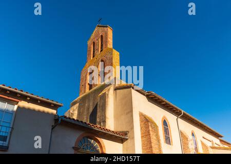 Clocher et église dans le village de Clermont-le-fort, dans la haute-Garonne, Occitanie, France Banque D'Images