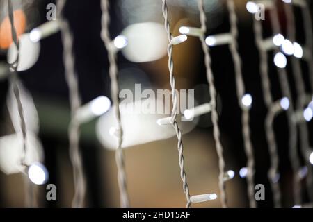 Les guirlandes brûlantes du nouvel an dans la ville Banque D'Images