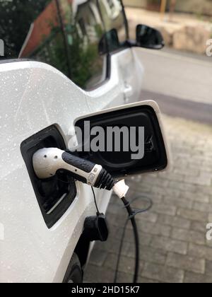 Photo d'une voiture électrique chargée d'électricité Banque D'Images