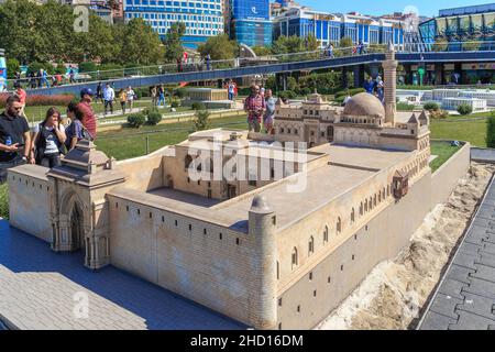 ISTANBUL, TURQUIE - 14 SEPTEMBRE 2017 : des visiteurs non identifiés examinent un modèle de la mosquée ISA Bey (Selcuk) dans le parc Miniaturk. Banque D'Images