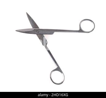 Ciseaux de coupe de cheveux métalliques professionnels isolés sur fond blanc.Mise au point sélective Banque D'Images