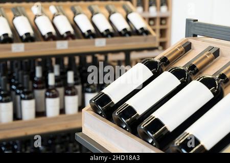 Bouteilles de vin avec étiquettes vierges sur le comptoir d'un magasin de spiritueux.Vin de fond.Photo de haute qualité Banque D'Images