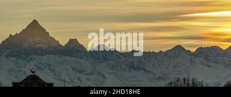 Magnifique coucher de soleil panoramique du nord-ouest des alpes italiennes avec Monviso et Palazzina di caccia de Stupinigi , Piémont, Italie, Europe. Banque D'Images